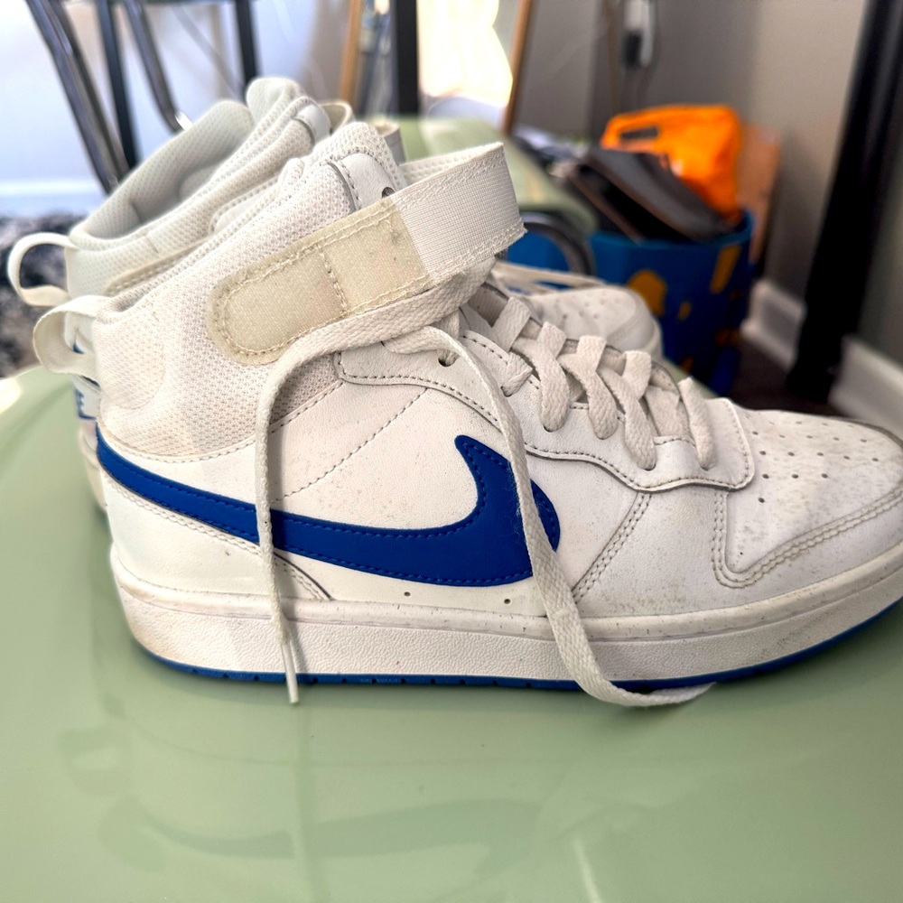 Nike high top sneakers. Kids 6 (converts to women’s 7.5)